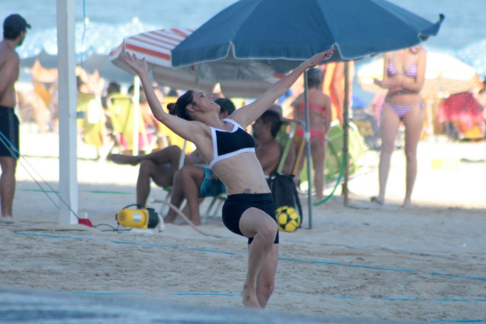 Fernanda Lima joga vôlei com amigos na praia