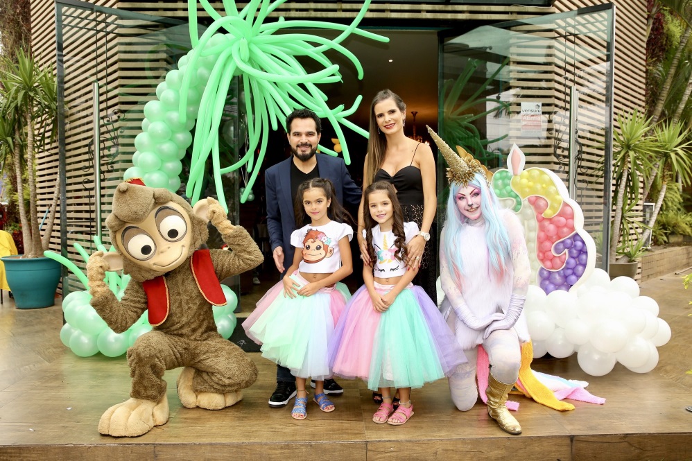 Luciano Camargo realiza festa de aniversário das filhas