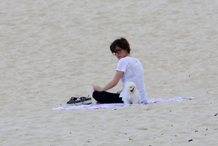 Fernanda Vasconcellos passeia com pet na praia