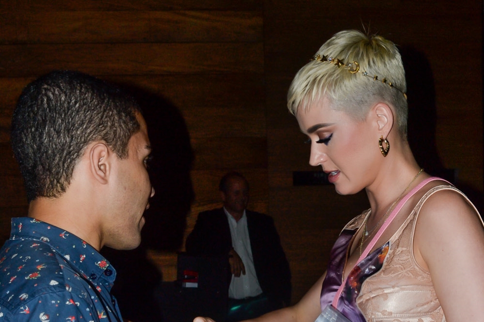 Katy Perry atende fãs ao sair de restaurante