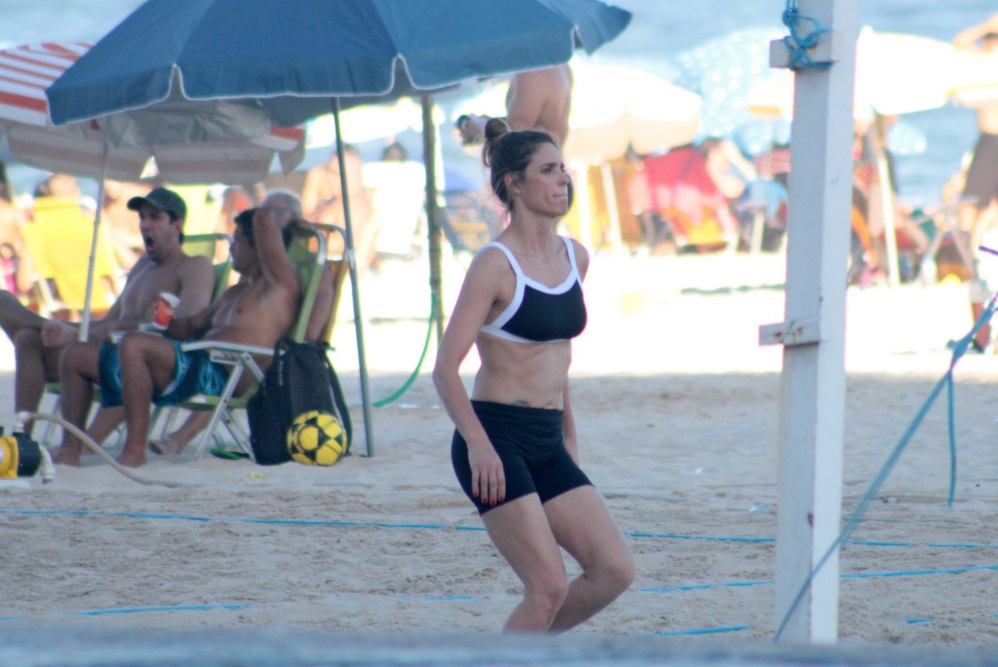 Fernanda Lima joga vôlei com amigos na praia