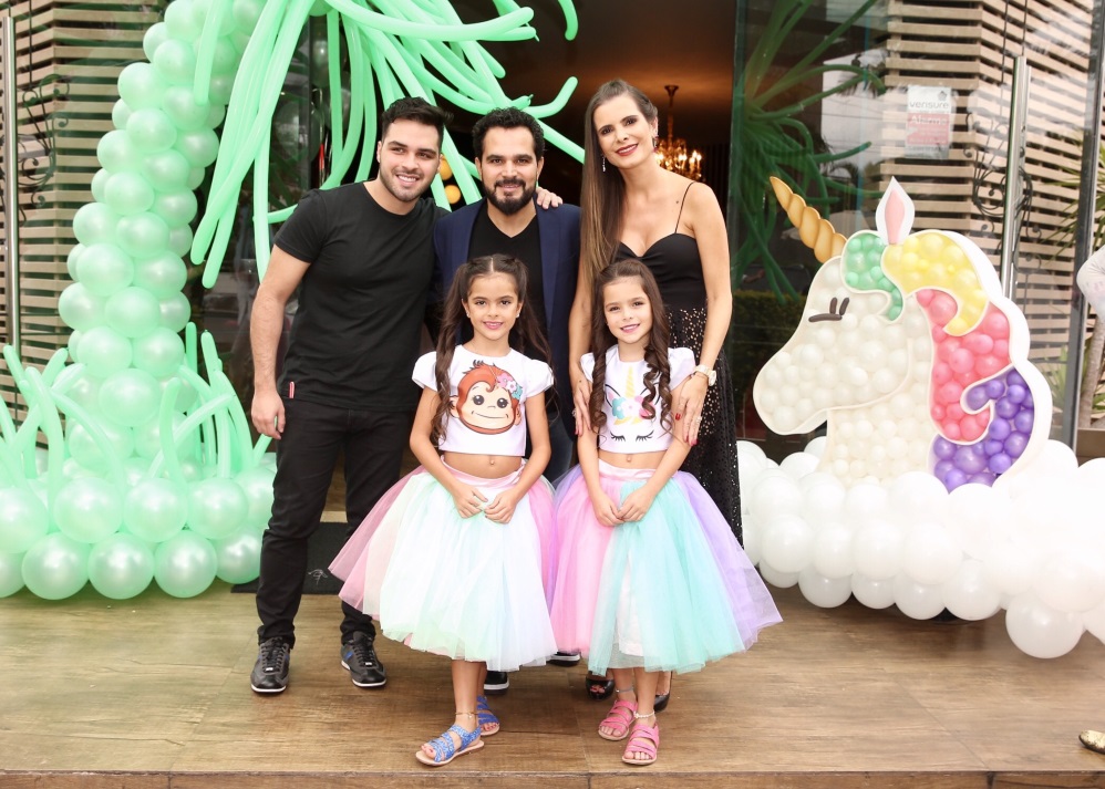 Luciano Camargo realiza festa de aniversário das filhas