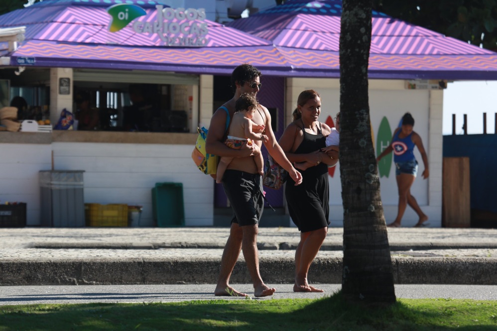 Bruno Gissoni e Yanna Lavigne curtem praia com herdeira