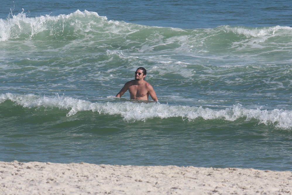 Bruno Gissoni e Yanna Lavigne curtem praia com herdeira