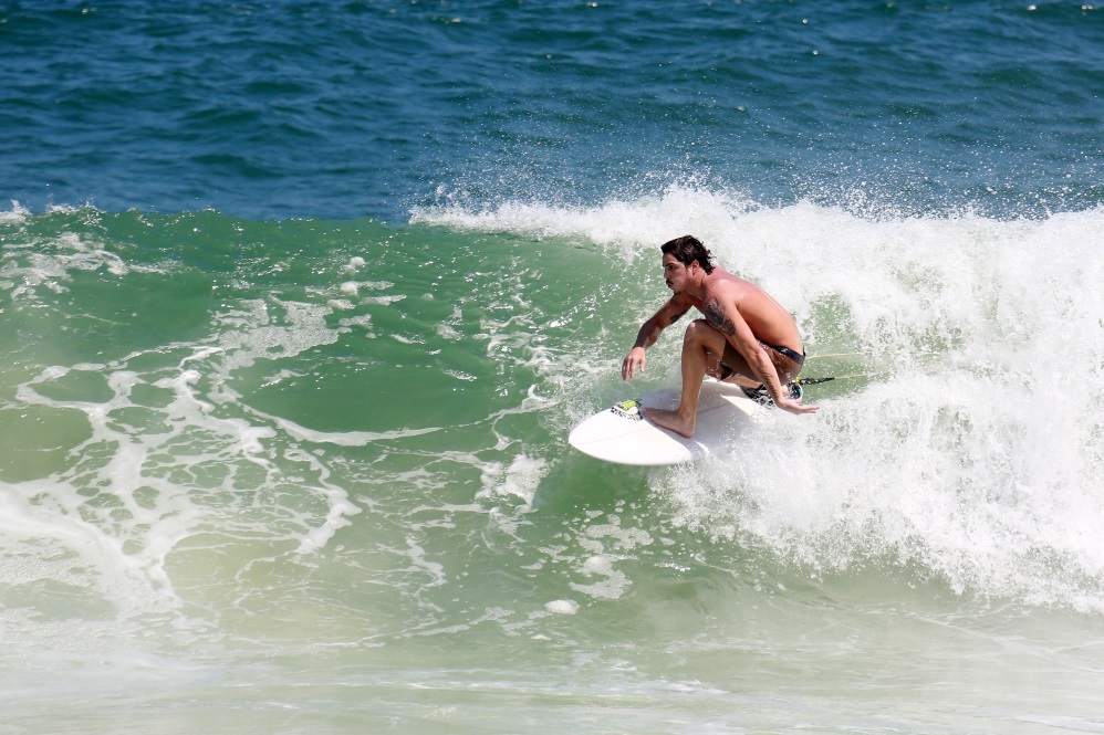 Rômulo Neto surfa na praia de São Conrado