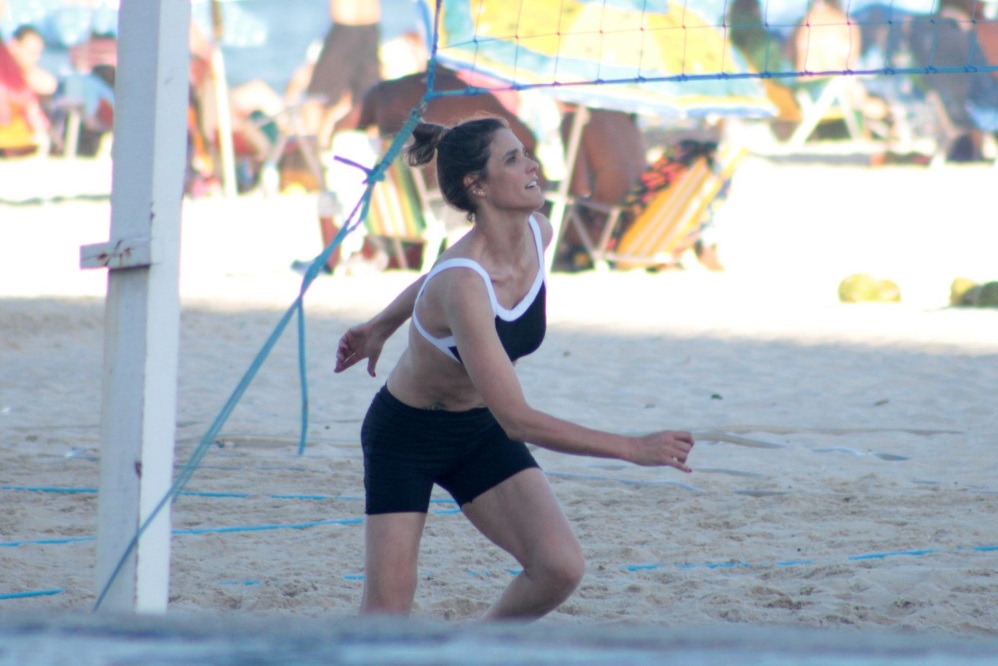 Fernanda Lima joga vôlei com amigos na praia