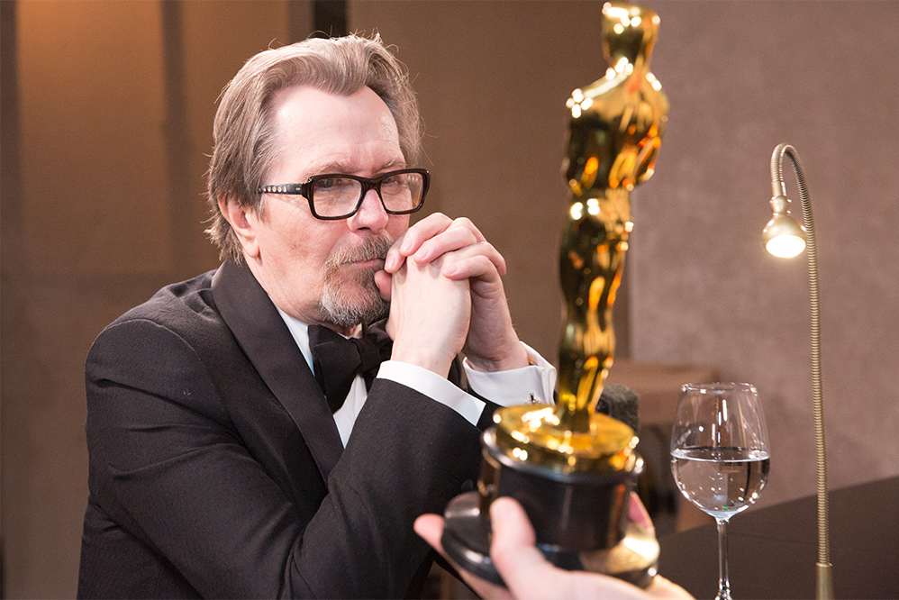 Após cerimônia do Oscar, Gary Oldman leva sua estatueta ao jantar Governors ball.