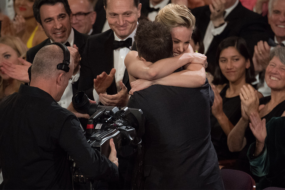 Sam Rockwell comemora sua vitória do Oscar de melhor ator coadjuvante.