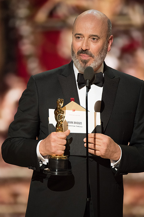 Mark Bridges recebeu o Oscar pelo figurino de A Trama Fantasma durante cerimonio do Oscar 2018, no Dolby Theatre em Hollywood.