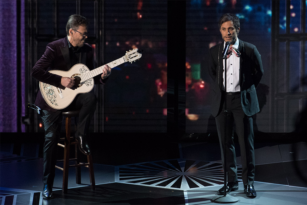 Gael García Bernal atua durante a festa do Oscars no Dolby Theatre in Hollywood. Ele cantou o tema de  Vida é uma Festa (Coco).