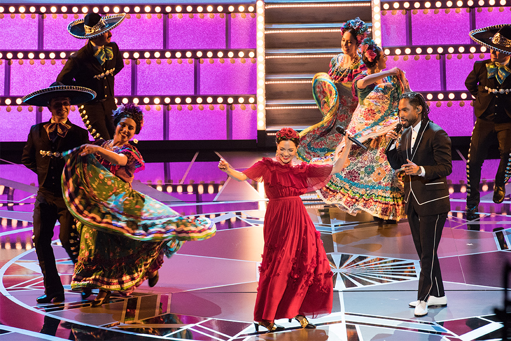 Miguel e Natalia LaFourcade no palco do Oscar ao lado do americano Miguel, cantando canção Remember me, do aclamado filme Viva: a vida é uma festa.