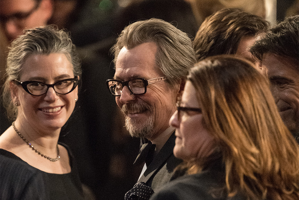 Gary Oldman, vencedor do Oscar de melhor ator ao lado de sua esposa Gisele Schmidt.