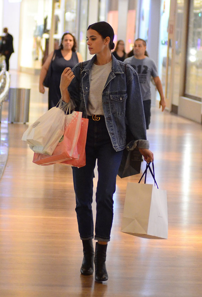 Bruna Marquezine vai às compras com bolsa de R$ 6 mil