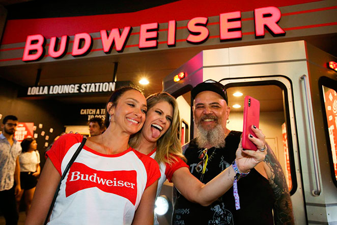 Budweiser reúne famosos no Lollapalooza
