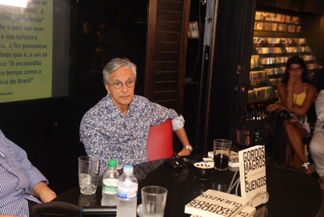 Caetano Veloso e Regina Casé prestigiam lançamento de livro