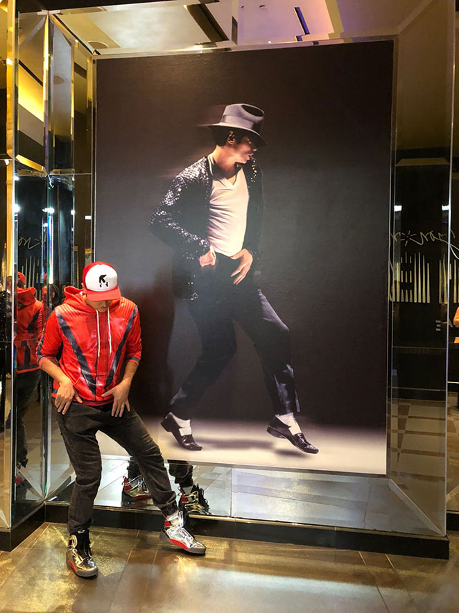Cover de Michael Jackson faz visita onde Rei do Pop nasceu