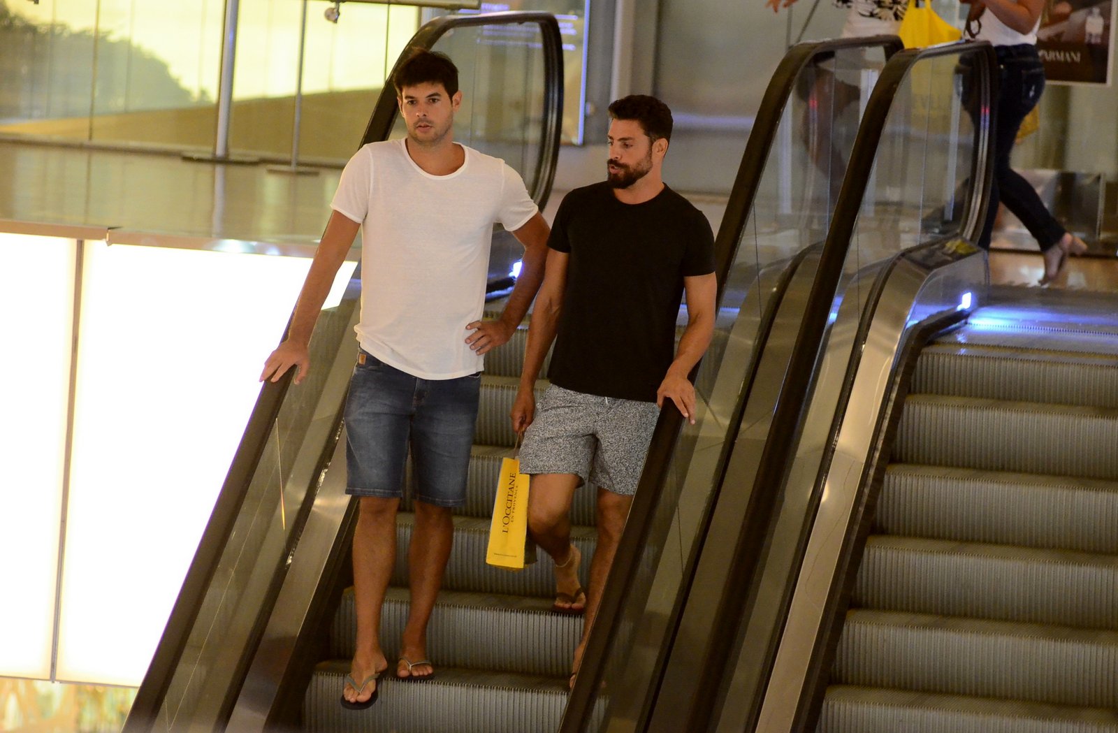 Cauã Reymond passeia de chinelo em shopping do Rio