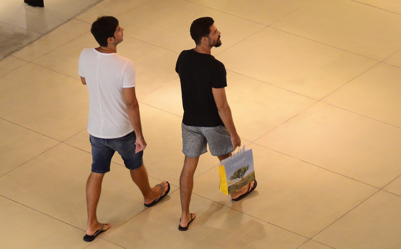 Cauã Reymond passeia de chinelo em shopping do Rio