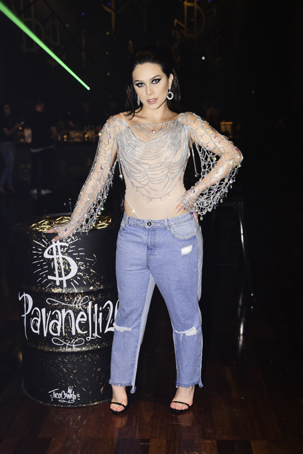 Flávia Pavanelli em festa bombástica