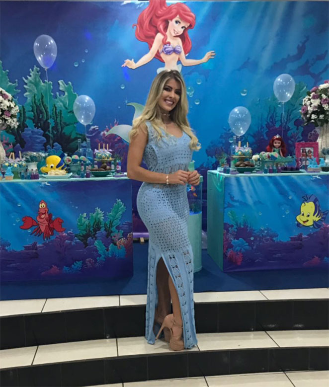 Ex-BBB Jaqueline Grohalski faz festa para a filha