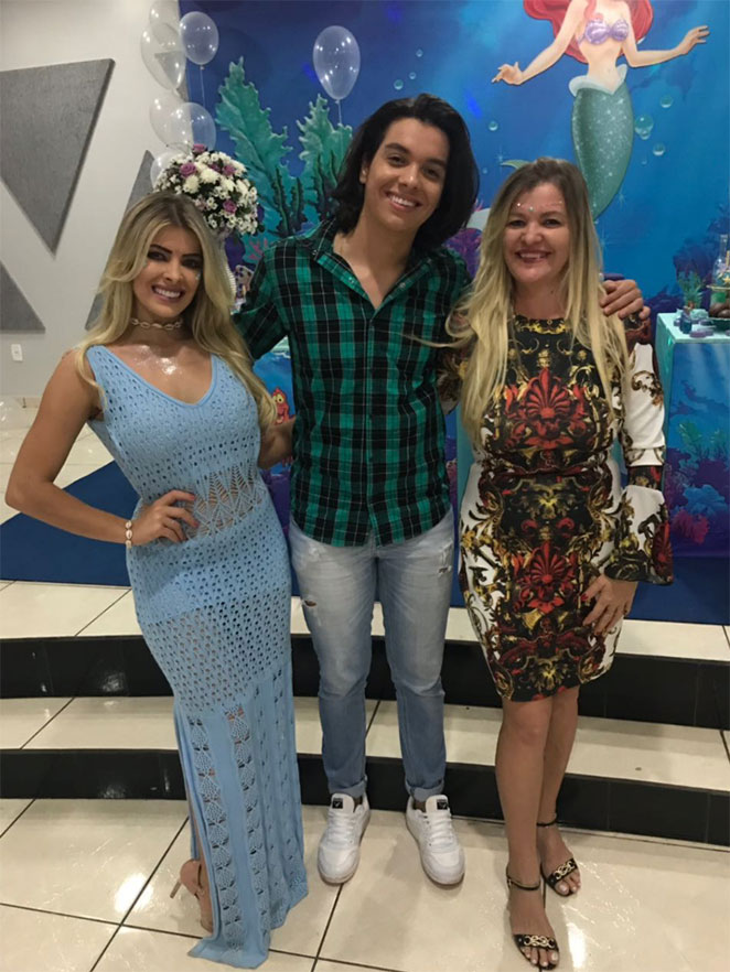 Ex-BBB Jaqueline Grohalski faz festa para a filha