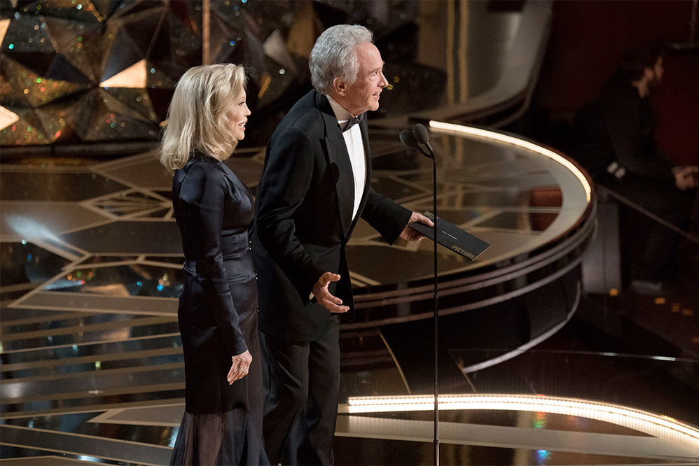 Warren Beatty e Faye Dunaway anunciando o Oscar de melhor filme