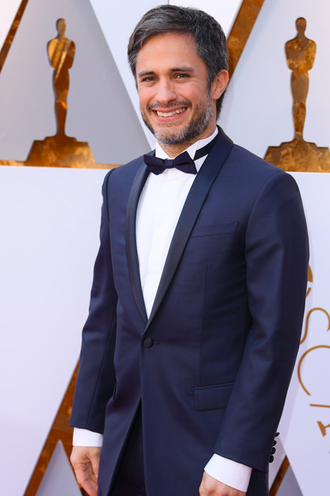 Gael Garcia Bernal chega para cantar no palco do Oscar