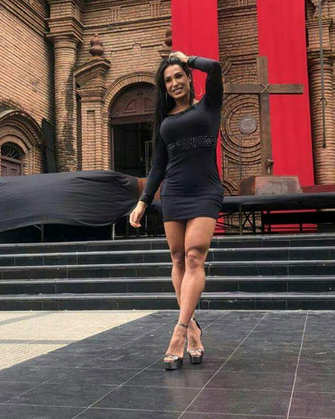 Gracyanne Barbosa arrasa com suas curvas na Bolívia
