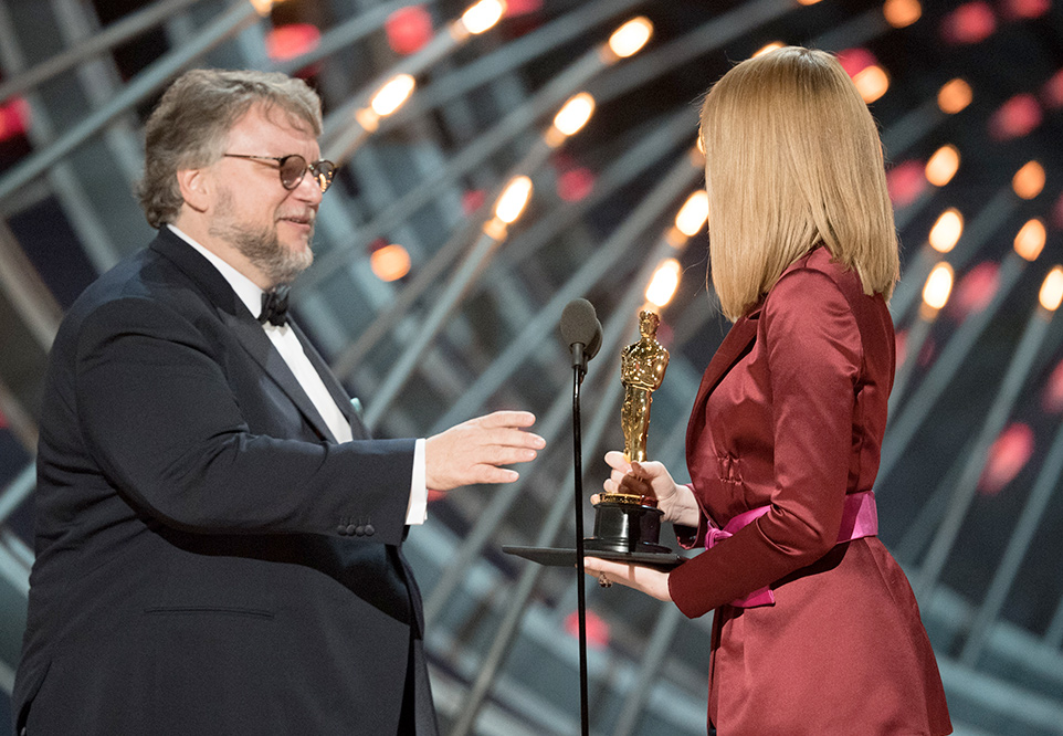 Emma Stone entrega o Oscar a Guilherme Del Toro 