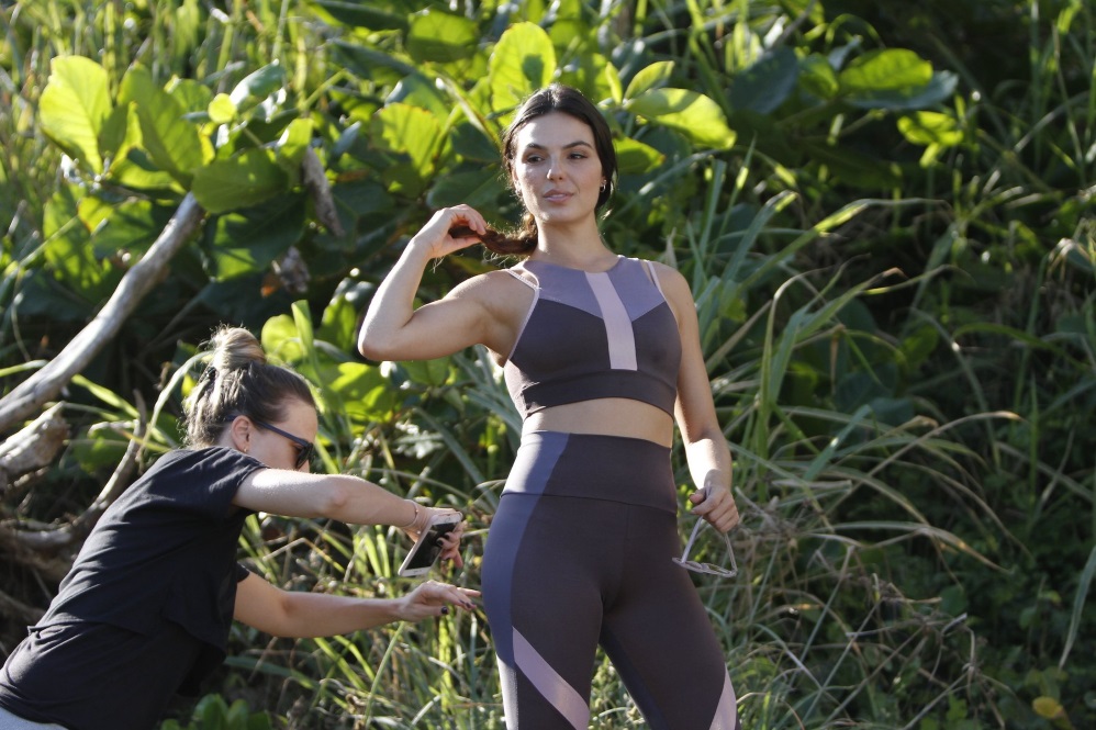 Isis Valverde faz ensaio fotográfico de marca fitness