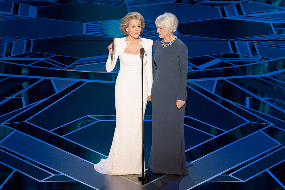 Jane Fonda e Helen Mirren, divinas no palco apresentando o Oscar de melhor ator coadjuvante