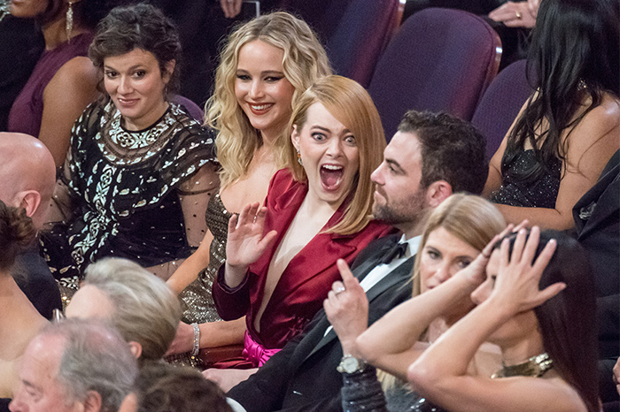 Jennifer Lawrence e Emma Stone na plateia do Oscars, no Dolby Theatre em Hollywood, 