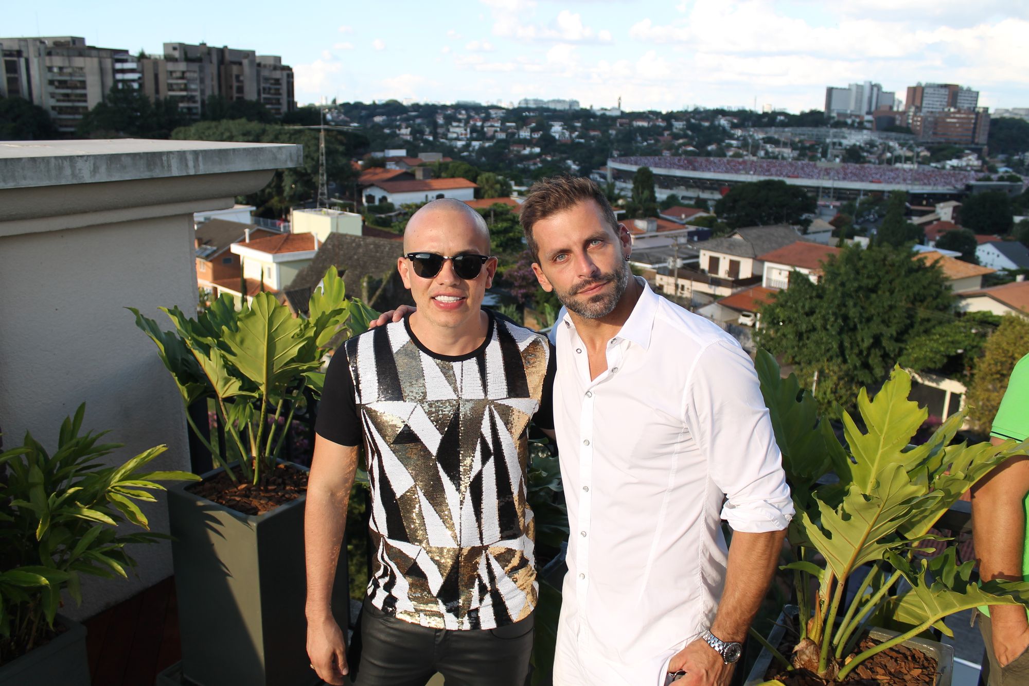 Henri Castelli recebe famosos em inauguração de seu apartamento