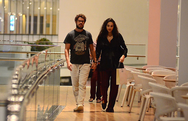 Linda, Débora Nascimento passeia em shopping com o marido