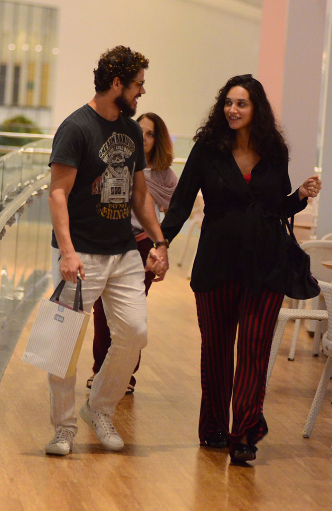Linda, Débora Nascimento passeia em shopping com o marido