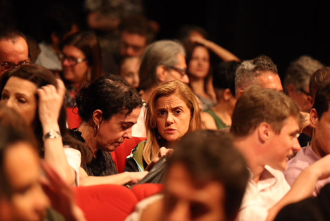 Marieta Severo curte folga indo ao teatro no Rio de Janeiro