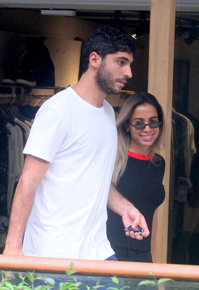 De mãos dadas, Anitta passeia com o marido em shopping