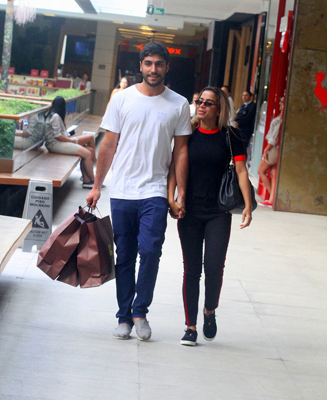De mãos dadas, Anitta passeia com o marido em shopping