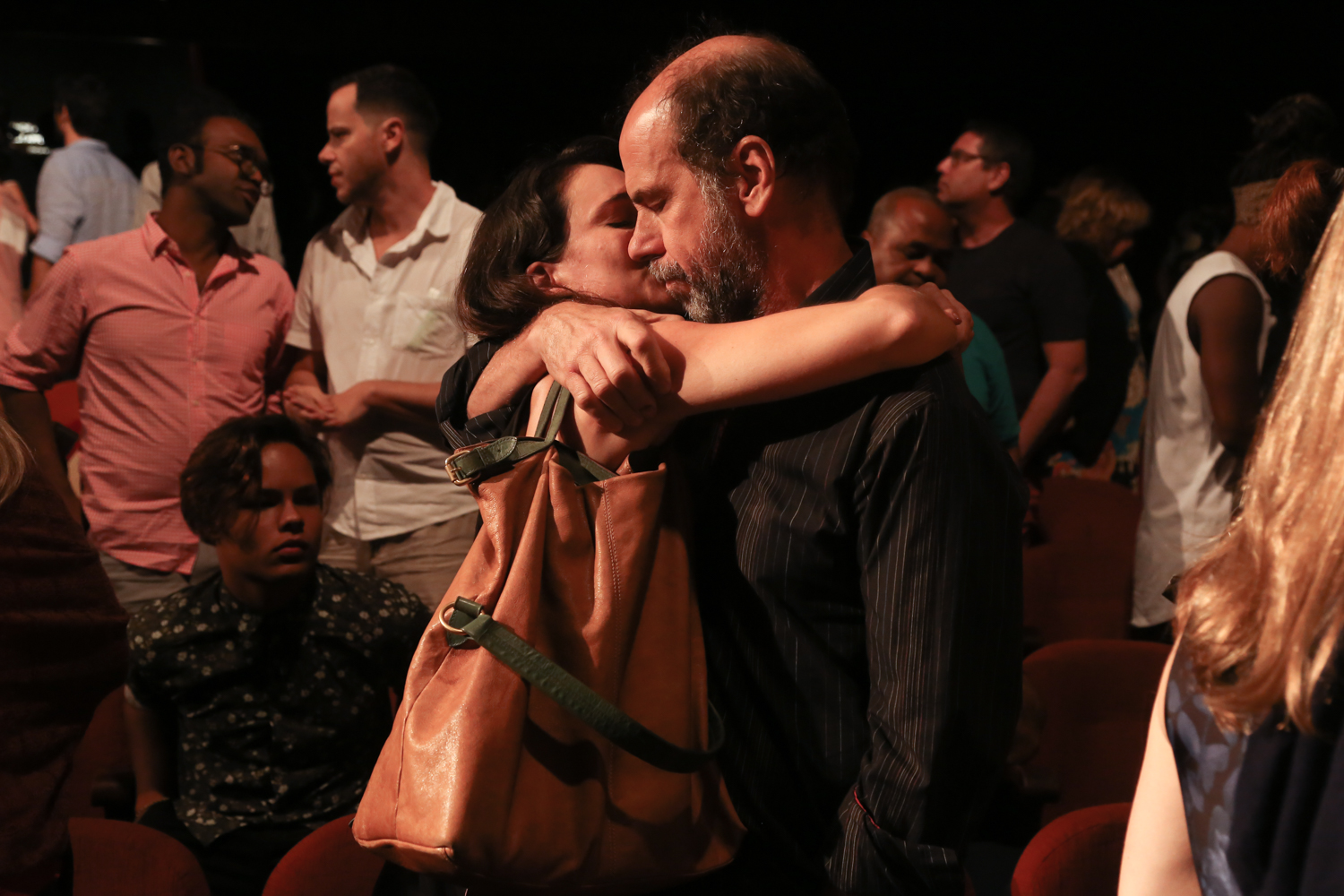 Roberto Bomtempo e Miriam Freeland se abraçam emocionados ao final da peça