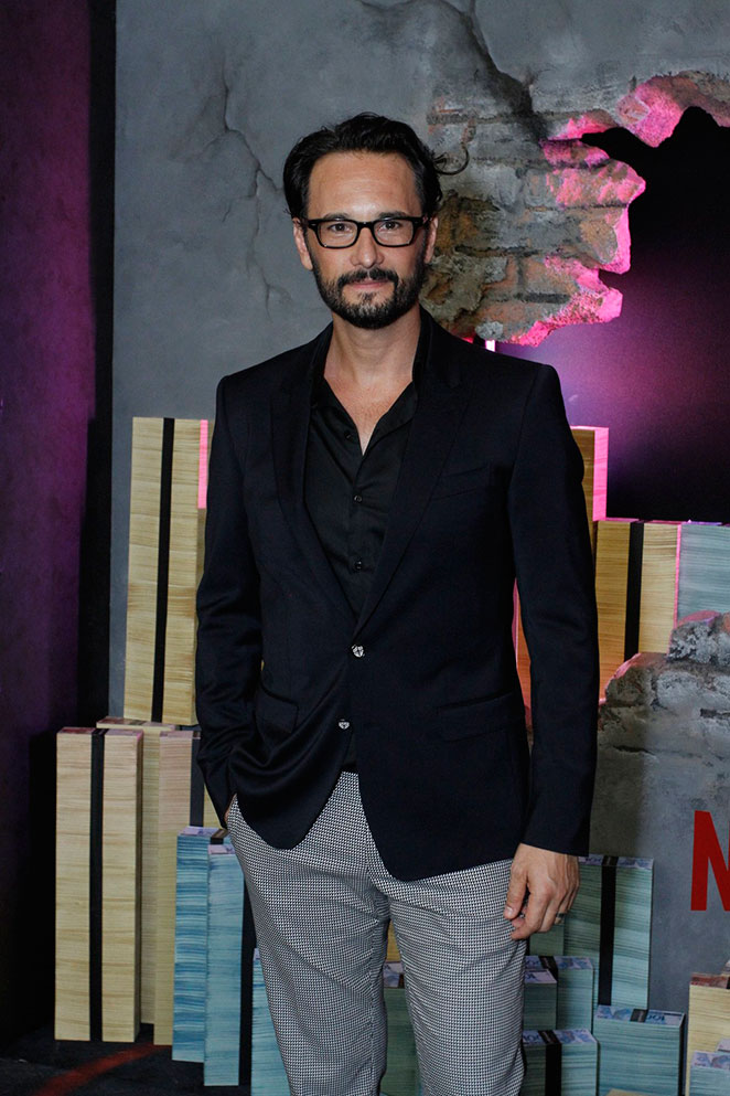 Rodrigo Santoro e vários famosos vão à première da Netflix