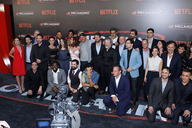 Rodrigo Santoro e vários famosos vão à première da Netflix