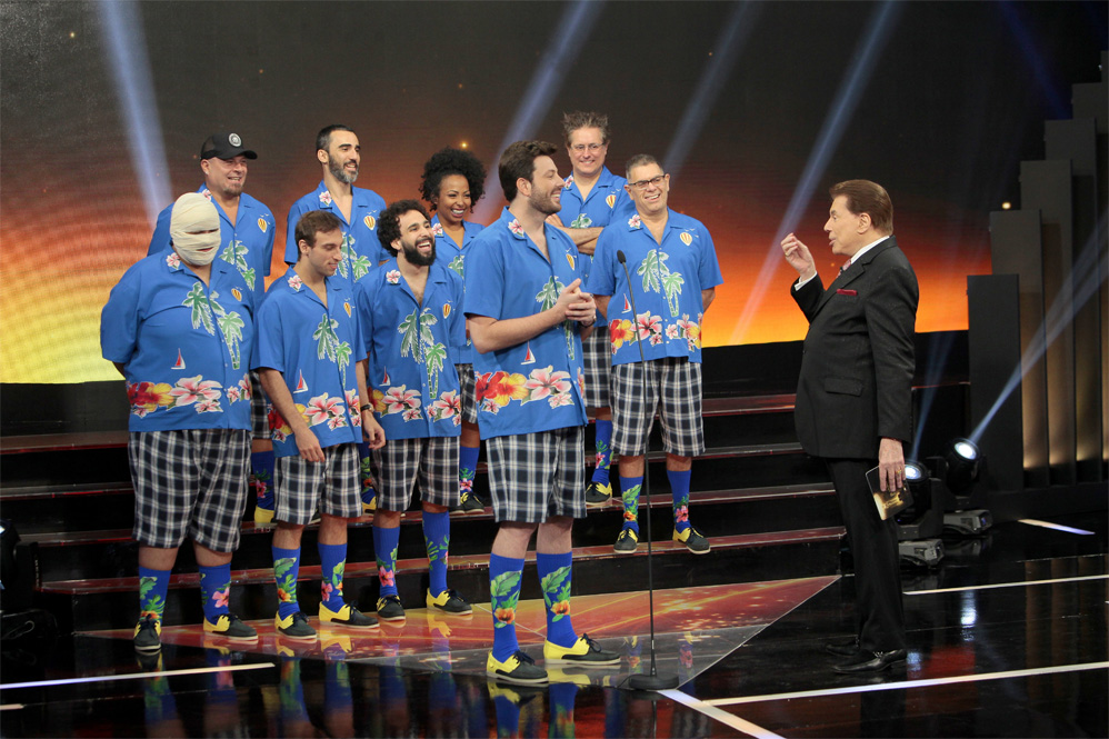 Elenco do The Noite, com Danilo Gentili e Silvio Santos no palco da premiação
