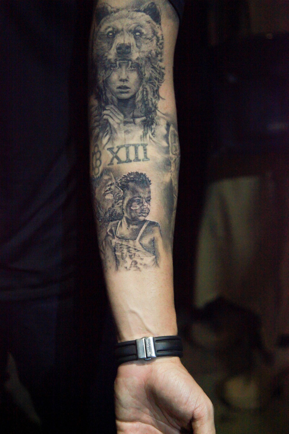 Bruno Gagliasso mostrando tatuagem que fez em homenagem à filha