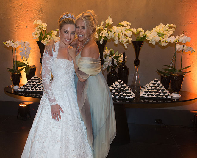 Adriane Galisteu capricha no look e brilha em casamento