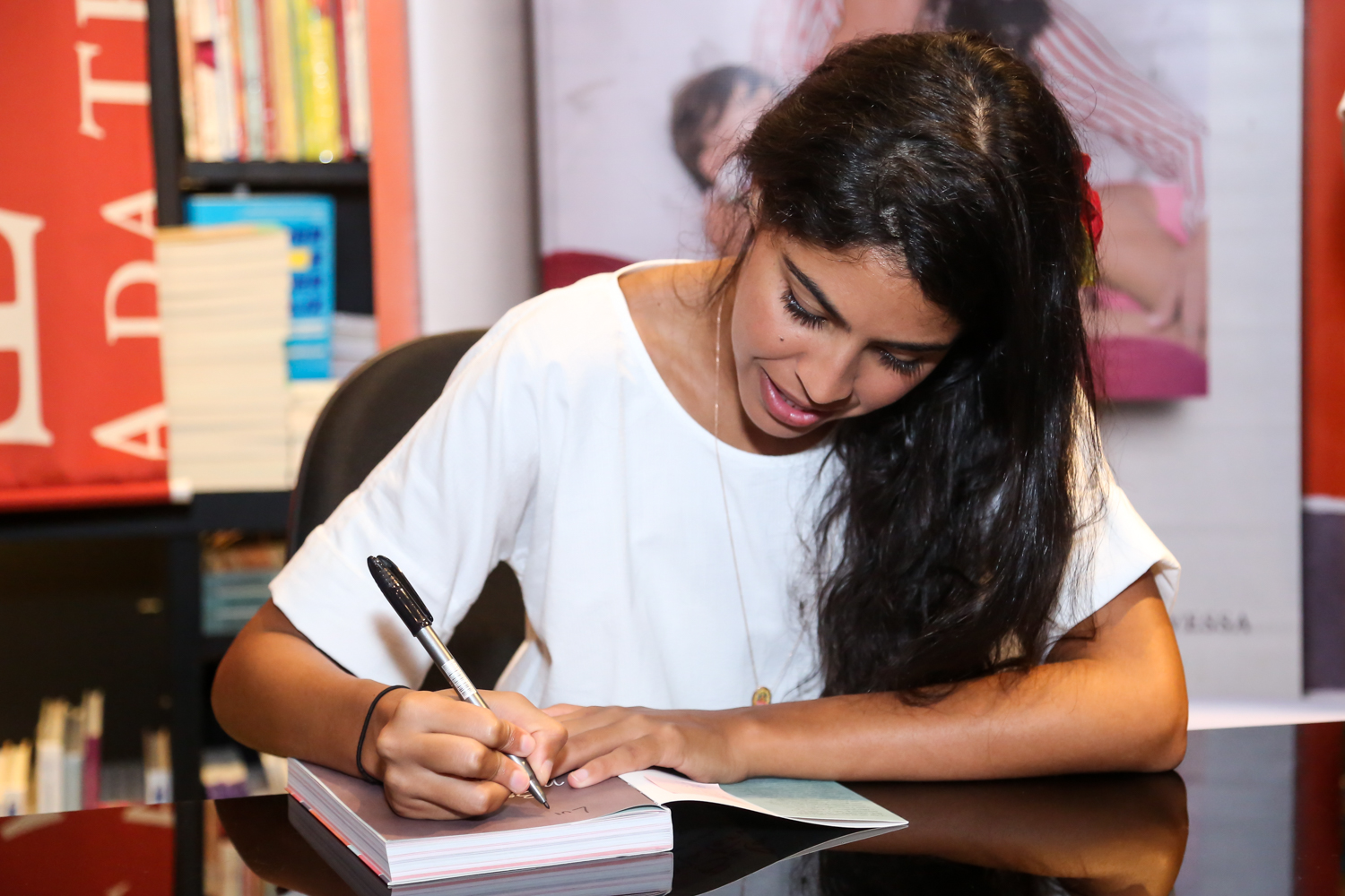 Bela Gil faz sessão de autógrafos do novo livro