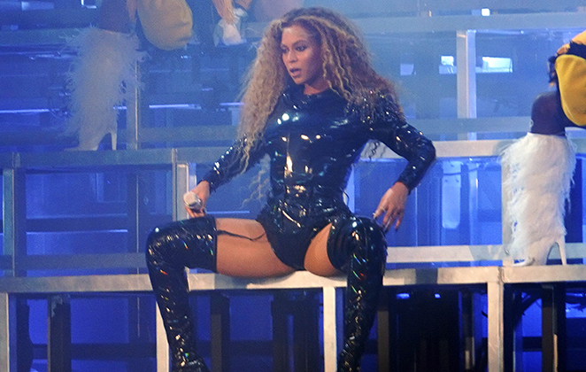 Beyoncé arrasa na performance em seu retorno aos palcos