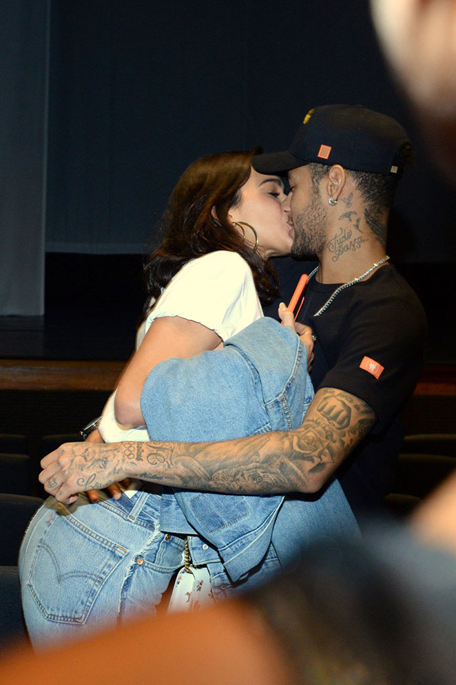 Marquezine e Neymar trocam beijos apaixonados em teatro