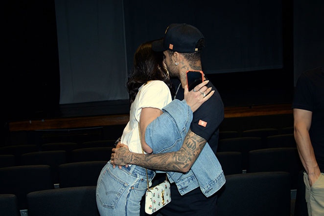 Marquezine e Neymar trocam beijos apaixonados em teatro