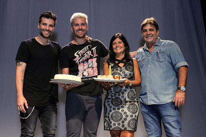 Bruno Gagliasso atua com irmão e ganha bolo no palco