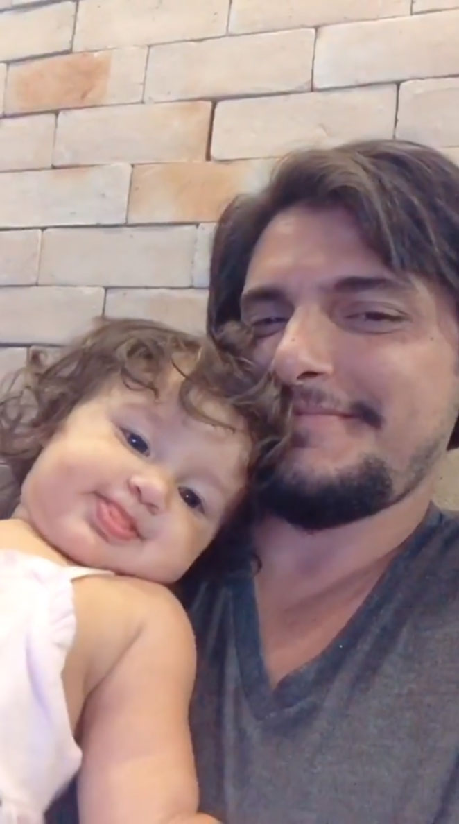 Bruno Gissoni chora ao ouvir a filha falar 'papai' pela primeira vez